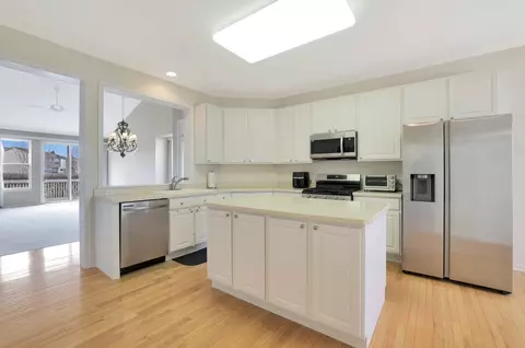 Kitchen - 19 Brixton Ct, Algonquin, IL 60102 photo 2 of 3