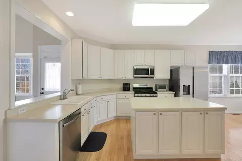 Kitchen - 19 Brixton Ct, Algonquin, IL 60102 photo 1 of 3