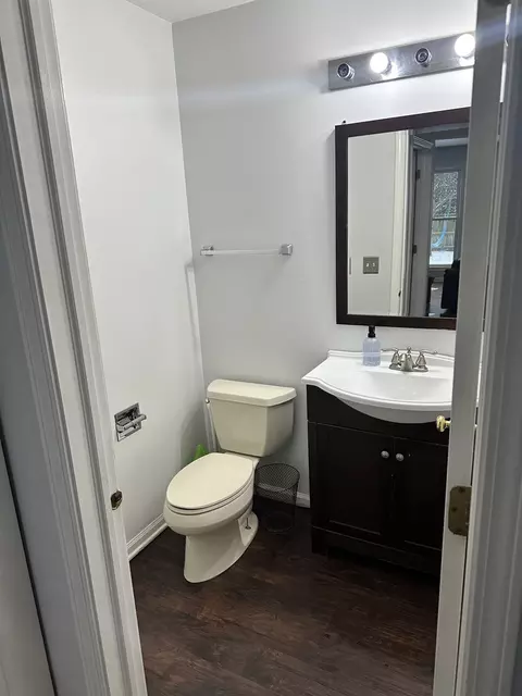 Bath - 1100 Deep Woods Dr, Elgin, IL 60120 photo 1 of 5