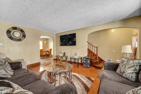 Living - 14945 Avers Ave, Midlothian, IL 60445 photo 2 of 3