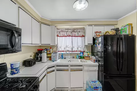 Kitchen - 14945 Avers Ave, Midlothian, IL 60445 photo 3 of 3