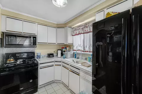 Kitchen - 14945 Avers Ave, Midlothian, IL 60445 photo 2 of 3
