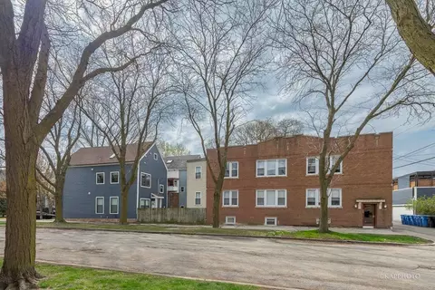 2239 W Cornelia Ave, Chicago, IL 60618