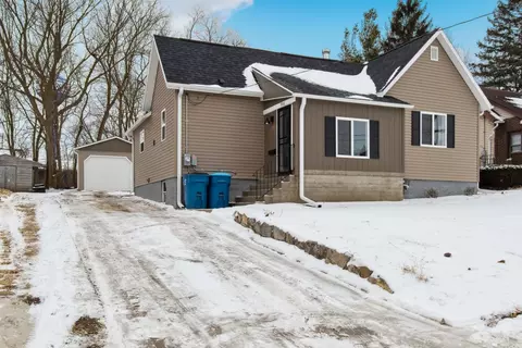 906 W 9th St, Dixon, IL 61021