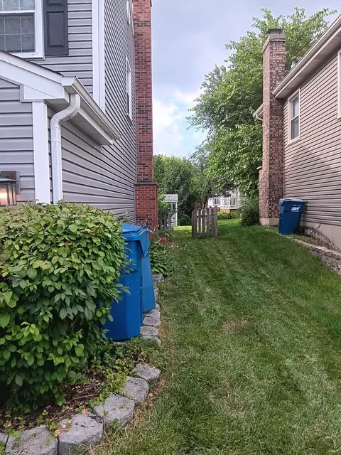 Exterior - 1024 Confederation Dr, Bartlett, IL 60103 photo 4 of 7