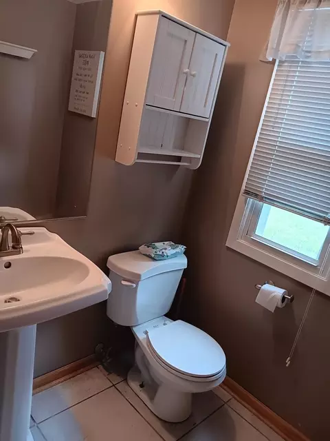 Bath - 1024 Confederation Dr, Bartlett, IL 60103 photo 2 of 4
