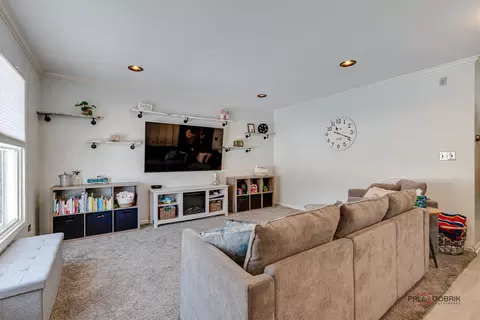Living - 5103 Palm St, Mchenry, IL 60051 photo 1 of 4
