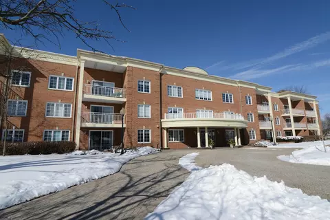 124 Day St #211, Bloomingdale, IL 60108