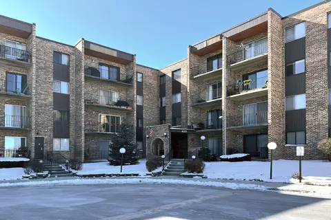 625 W Huntington Commons Rd #205, Mount Prospect, IL 60056