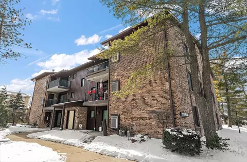73 Pier Dr #302, Westmont, IL 60559
