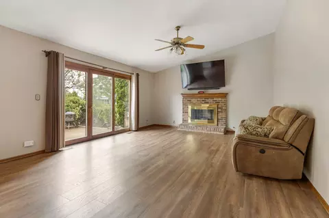 Living - 1185 Surrey Ln, Itasca, IL 60143 photo 4 of 5