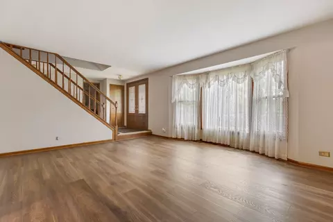 Living - 1185 Surrey Ln, Itasca, IL 60143 photo 1 of 5