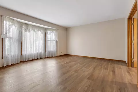 Living - 1185 Surrey Ln, Itasca, IL 60143 photo 2 of 5