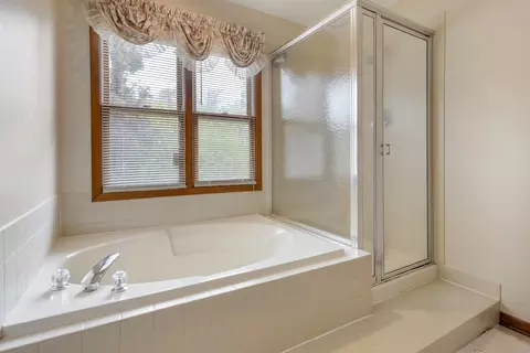 Bath - 1185 Surrey Ln, Itasca, IL 60143 photo 3 of 4