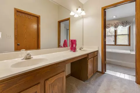 Bath - 1185 Surrey Ln, Itasca, IL 60143 photo 2 of 4