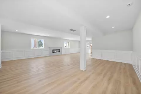 Living - 8429 Lamon Ave, Burbank, IL 60459 photo 3 of 4
