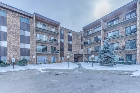 701 W Huntington Commons Rd #103, Mount Prospect, IL 60056