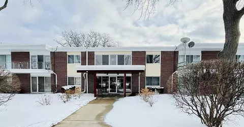 127 N Wolf Rd #42A, Wheeling, IL 60090
