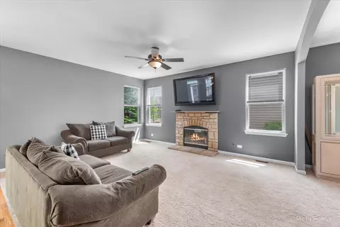 3057 Chalkstone Ave, Elgin, IL 60124 photo 4