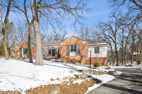 6401 Blackhawk Trl, Indian Head Park, IL 60525