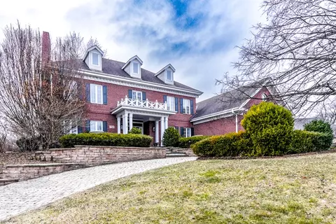 7558 Woodland Ct, Burr Ridge, IL 60527