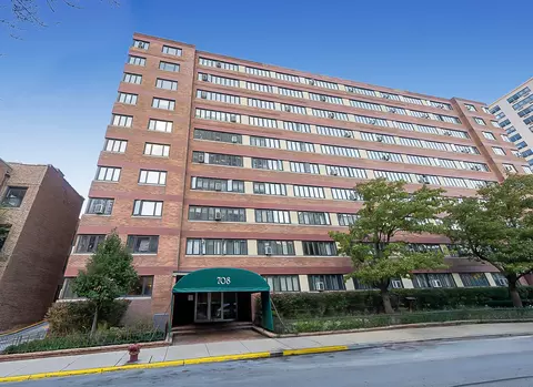 708 W Bittersweet Pl #401, Chicago, IL 60613