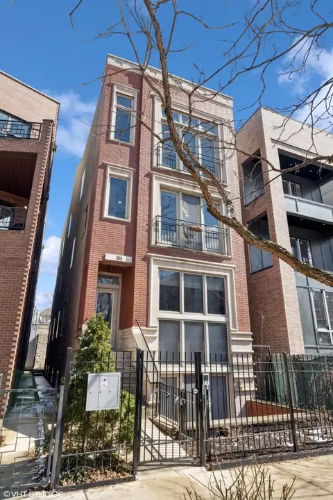 865 N Wood St #2, Chicago, IL 60622