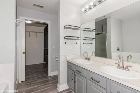Bath - 3100 Town Square Dr #307, Rolling Meadows, IL 60008 photo 1 of 3