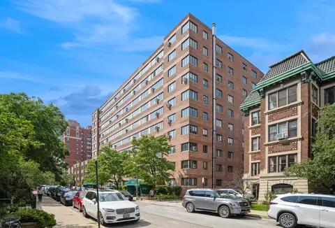 700 W Bittersweet Pl #906, Chicago, IL 60613