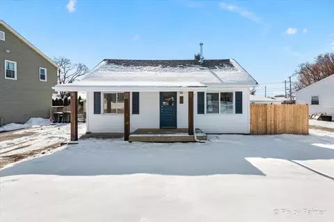 335 W Riverside Dr, Mchenry, IL 60051
