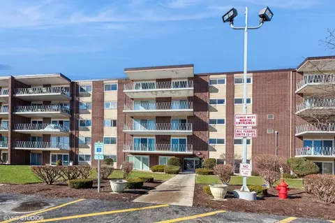 2900 Maple Ave #17A, Downers Grove, IL 60515