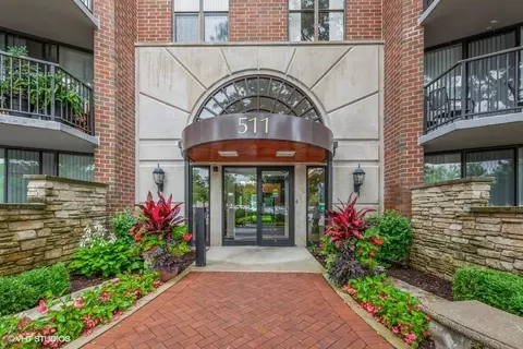511 Aurora Ave #112, Naperville, IL 60540