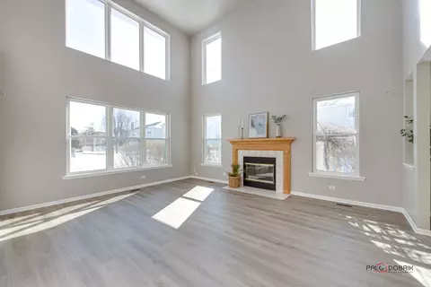 Living - 5295 Shotkoski Dr, Hoffman Estates, IL 60192 photo 3 of 5