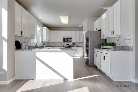 Kitchen - 5295 Shotkoski Dr, Hoffman Estates, IL 60192 photo 1 of 6
