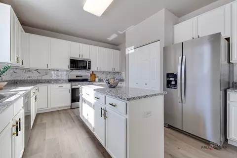 Kitchen - 5295 Shotkoski Dr, Hoffman Estates, IL 60192 photo 3 of 6