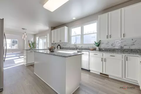 Kitchen - 5295 Shotkoski Dr, Hoffman Estates, IL 60192 photo 6 of 6