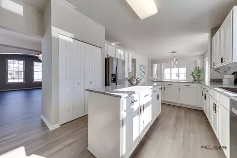 Kitchen - 5295 Shotkoski Dr, Hoffman Estates, IL 60192 photo 4 of 6