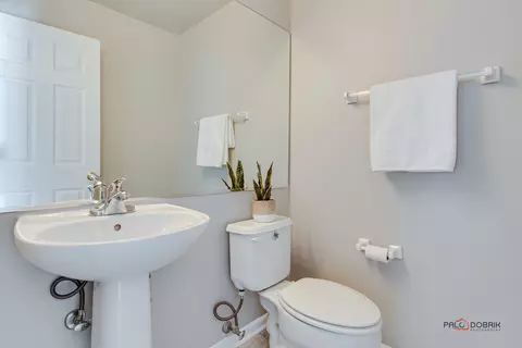 Bath - 5295 Shotkoski Dr, Hoffman Estates, IL 60192 photo 1 of 5