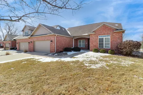 17 Monarch Dr, Bloomington, IL 61704 photo 2