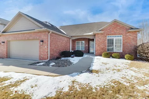 17 Monarch Dr, Bloomington, IL 61704