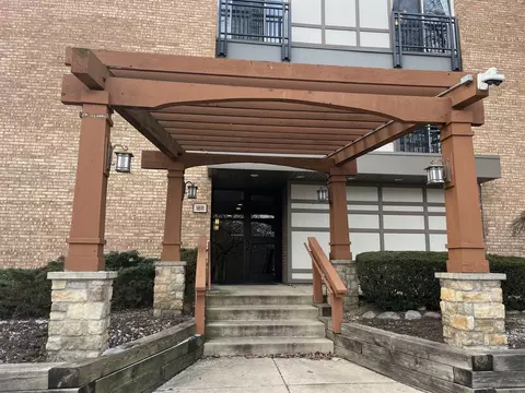 1811 Four Lakes Ave #3B, Lisle, IL 60532