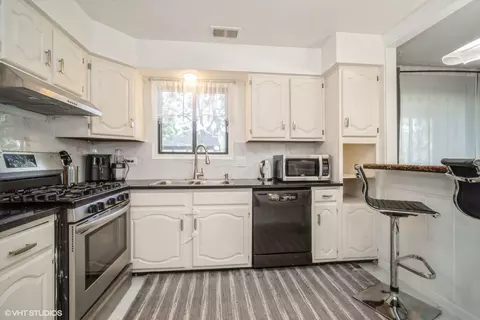 Kitchen - 1094 Cornell Ave #2B, Wheeling, IL 60090 photo 1 of 1