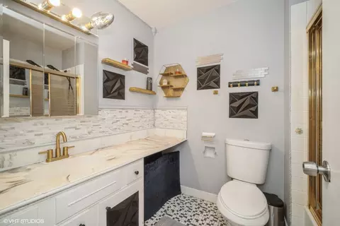 Bath - 1094 Cornell Ave #2B, Wheeling, IL 60090 photo 1 of 2