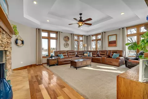 Living - 210 Barefoot Ct, Minooka, IL 60447 photo 3 of 7