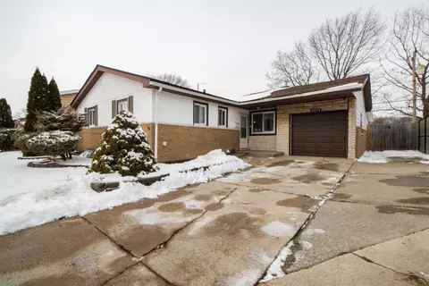 8818 W 91st Pl, Hickory Hills, IL 60457