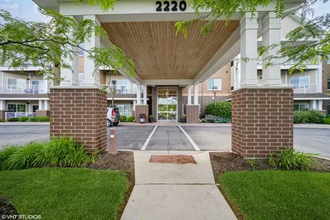 2220 Founders Dr #323, Northbrook, IL 60062