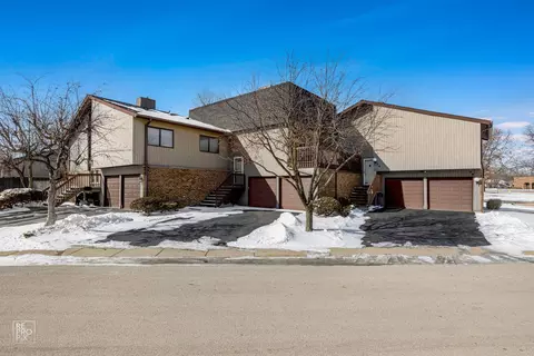 70 Lake Point Dr, Roselle, IL 60172
