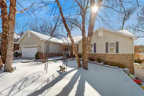 497 Elm Ridge Rd, Carpentersville, IL 60110