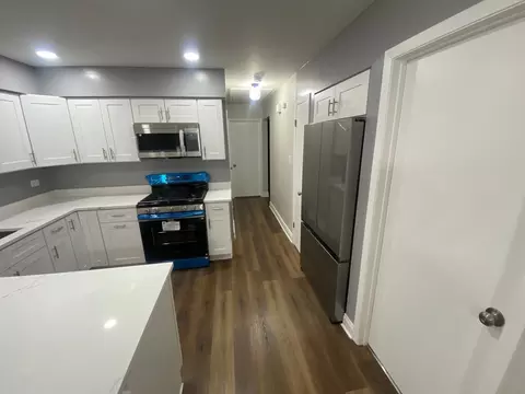 Kitchen - 8530 S 78th Ave, Bridgeview, IL 60455 photo 2 of 3