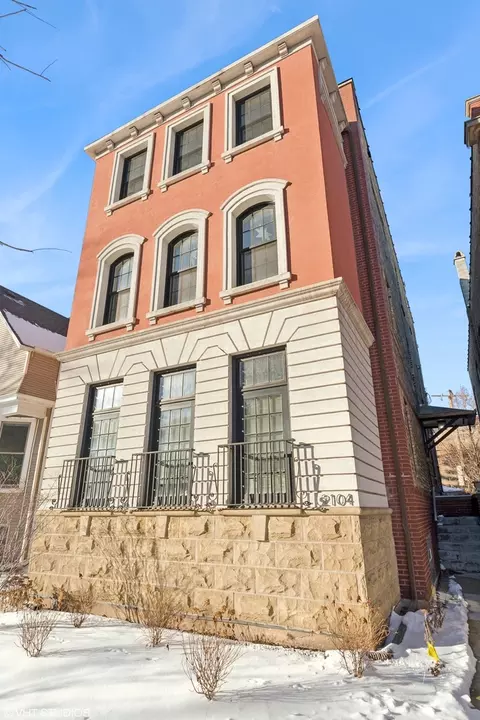 2104 W Addison St #3, Chicago, IL 60618